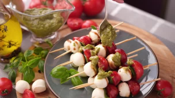 Pouring Pesto Sauce Caprese Canapes Cherry Tomatoes Mozzarella Cheese Balls — Vídeo de Stock