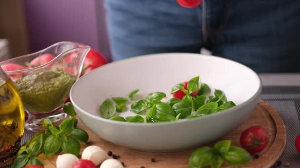Making Caprese Salad Fresh Sliced Cherry Tomatoes Falling Ceramic Dish — ストック動画