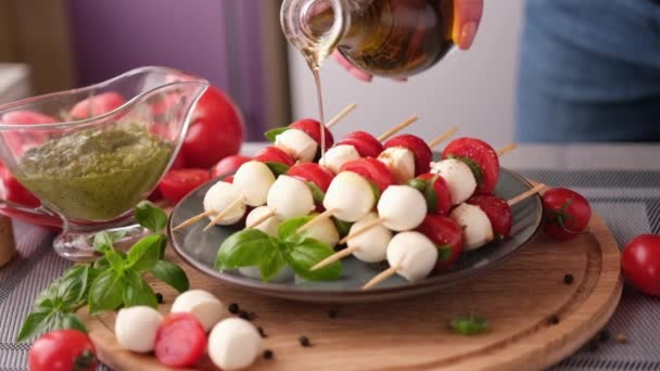 Pouring Olive Oil Caprese Canapes Cherry Tomatoes Mozzarella Cheese Balls — Vídeo de Stock