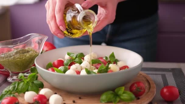 Pouring Olive Oil Caprese Salad Cherry Tomatoes Mozzarella Cheese Balls — Vídeos de Stock