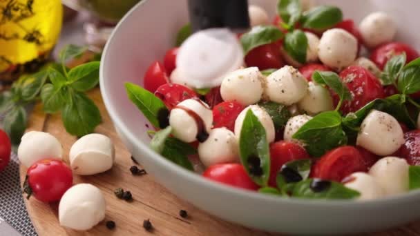 Pouring Balsamic Sauce Caprese Salad Cherry Tomatoes Mozzarella Cheese Balls — Vídeo de Stock