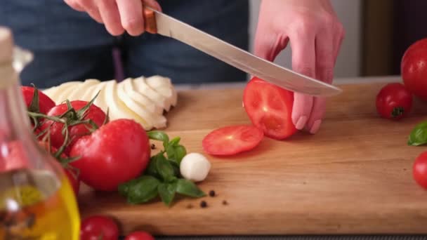 Making Caprese Salad Slicing Ripe Tomatoes Wooden Cutting Board — Vídeo de Stock