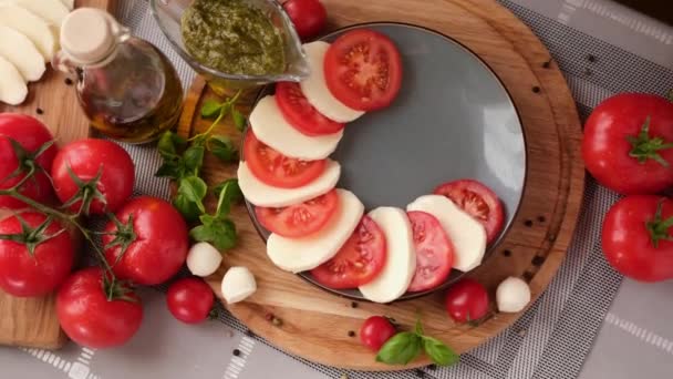 Making Caprese Salad Putting Sliced Tomatoes Mozzarella Plate — ストック動画