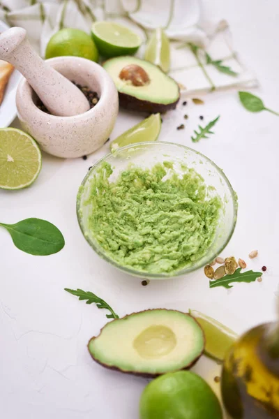 Bereiding Van Toast Geplette Avocado Een Glazen Kom — Stockfoto