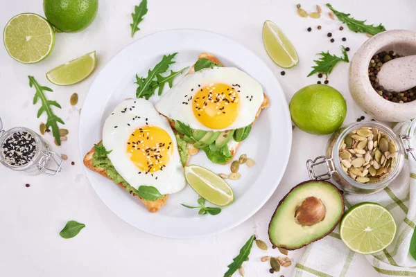 Healthy Breakfast Snack Sliced Avocado Fried Egg Toasted Bread — Photo