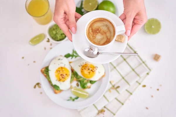 Healthy Breakfast Snack Sliced Avocado Fried Egg Toasted Bread Cup — ストック写真