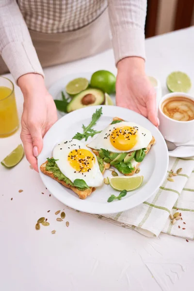 Healthy Breakfast Snack Sliced Avocado Fried Egg Toasted Bread Cup — Stockfoto