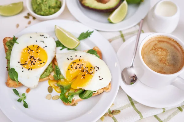 Healthy Breakfast Snack Sliced Avocado Fried Egg Toasted Bread Cup — ストック写真