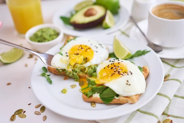 Healthy Breakfast Snack Sliced Avocado Fried Egg Toasted Bread Cup — Photo