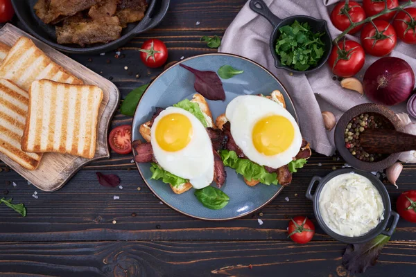 Fried Eggs Bacon Cream Cheese Sandwiches Plate Wooden Table Domestic — Foto de Stock