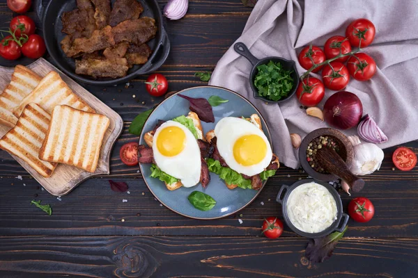 Fried Eggs Bacon Cream Cheese Sandwiches Plate Wooden Table Domestic — Fotografia de Stock