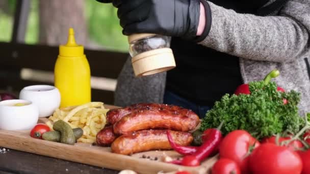 Pour Grinded Pepper Tasty Grilled Sausages Wooden Serving Board French — Stockvideo