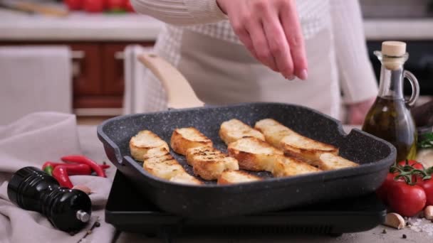 Toasting Slices Baguette Grill Frying Pan — Stok video