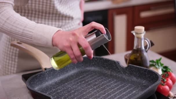 Woman Spraying Cooking Olive Oil Frying Pan — Vídeos de Stock