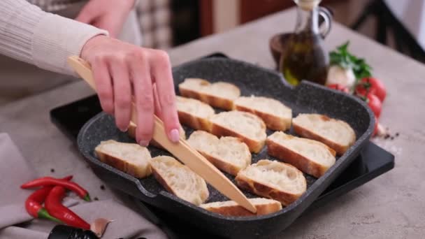 Toasting Slices Baguette Grill Frying Pan — Video Stock