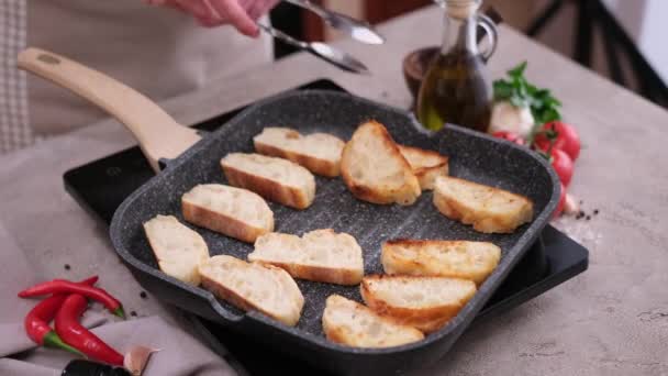 Toasting Slices Baguette Grill Frying Pan — Vídeo de stock