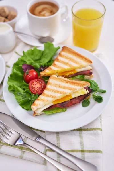 Tasty Breakfast Sandwiches Fried Eggs Bacon Coffe Glass Orange Juice — Zdjęcie stockowe
