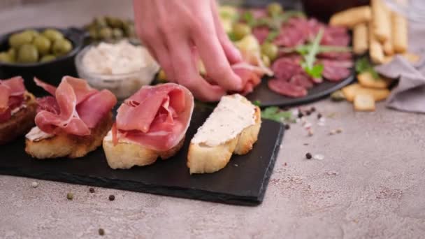 Making Bruschetta Prosciutto Jamon Ham Domestic Kitchen — Stok Video