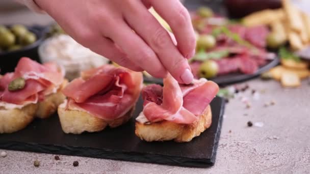 Making Bruschetta Prosciutto Jamon Ham Domestic Kitchen — Stok video