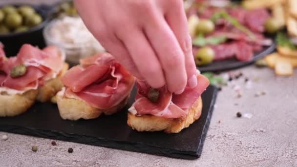 Making Bruschetta Prosciutto Jamon Ham Domestic Kitchen — ストック動画