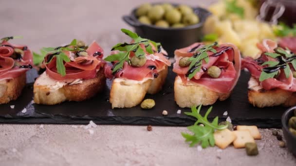 Making Bruschetta Prosciutto Jamon Ham Domestic Kitchen — Videoclip de stoc