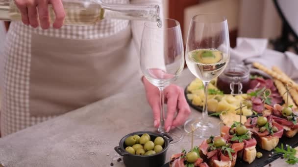 Woman Pouring Wine Glass Bottle Domestic Kitchen Meat Cheese Plater — Vídeo de Stock