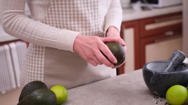 Закрыть Женские Руки Половину Авокадо Домашней Кухне — стоковое видео