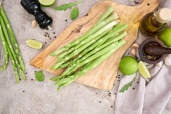 Green Organic Natural Asparagus Wooden Cutting Board Kitchen Table — Stockfoto