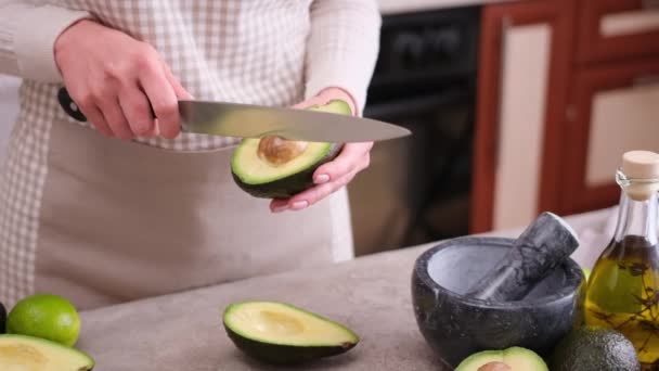 Woman Slamming Knife Pit Avocado Proceeding Spin Sideways Remove — Stok video