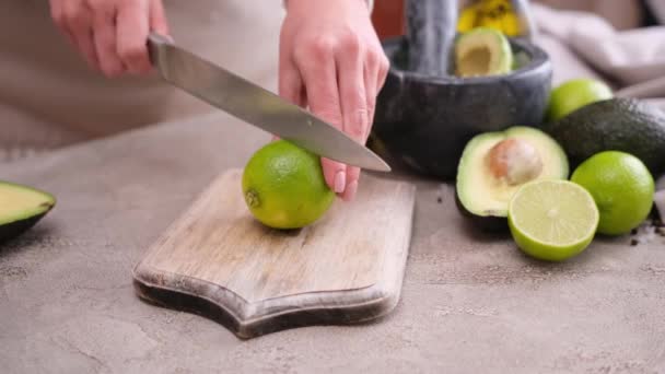 Woman Cut Half Juicy Lime Knife Wooden Cutting Board Domestic — Vídeo de stock