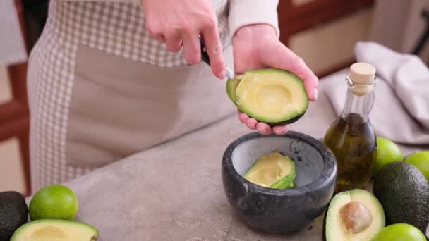 Woman Takes Out Pulp Ripe Avocado Peel Spoon Domestic Kitchen — Stockvideo