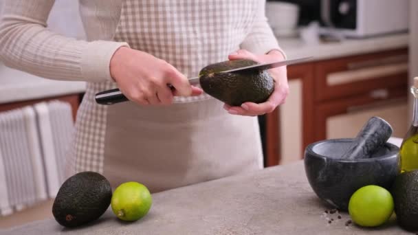 Close Hands Woman Preparing Avocado Domestic Kitchen — Stock video