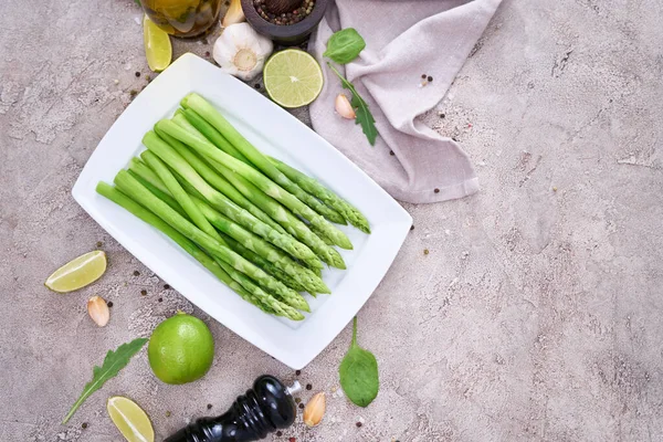 Green Organic Natural Asparagus Ceramic White Plate Kitchen Table — Fotografia de Stock
