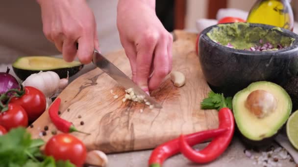 Making Guacamole Sauce Woman Chopping Garlic Wooden Cutting Board — Vídeo de stock