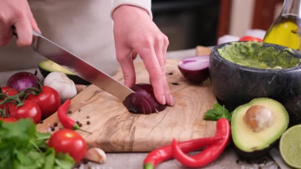 Making Guacamole Sauce Woman Chopping Red Mars Onion Wooden Cutting — Vídeo de stock