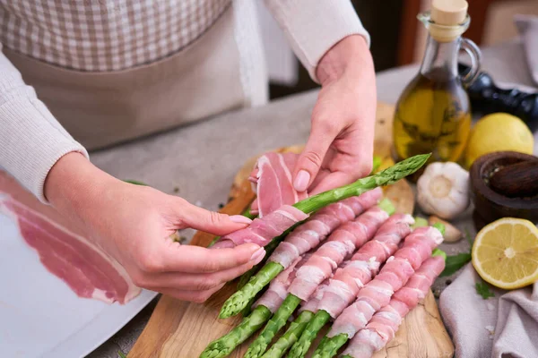 Green Organic Natural Asparagus Wooden Cutting Board Slice Bacon Kitchen — Stok fotoğraf