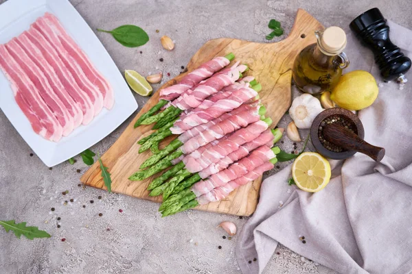 Cooking Green Aspargus Covered Bacon Domestic Kitchen — Stok fotoğraf