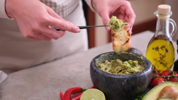 Woman Making Bruschetta Freshly Made Guacamole Sauce Domestic Kitchen — Vídeo de Stock