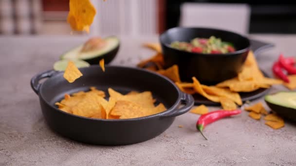 Nachos Chips Που Υπάγονται Μαύρο Κεραμικό Πιάτο Σάλτσα Guacamole Dip — Αρχείο Βίντεο