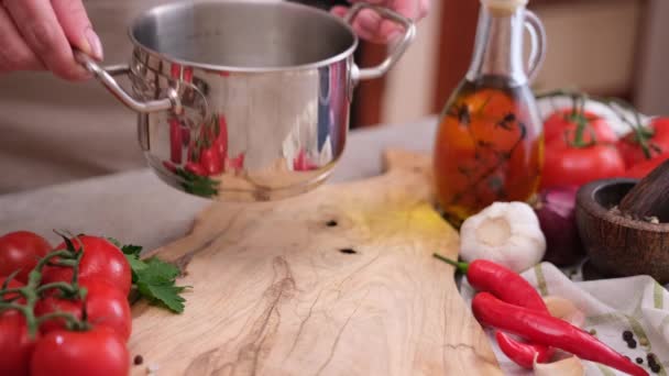 Woman Hands Puts Pot Hot Boiling Water Wooden Cutting Board — Vídeo de Stock