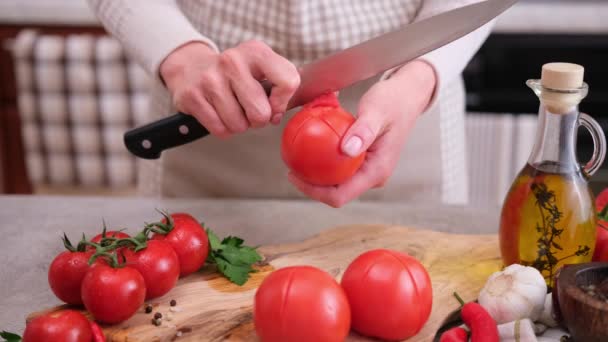 Woman Peels Tomato Peel Knife Domestic Kitchen — Vídeo de stock