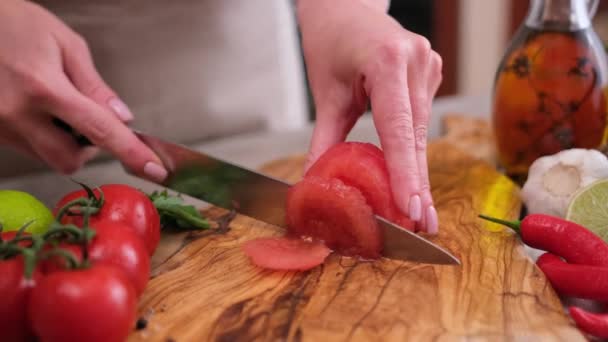 Woman Cutting Peeled Tomato Using Kitchen Knife — Vídeo de stock