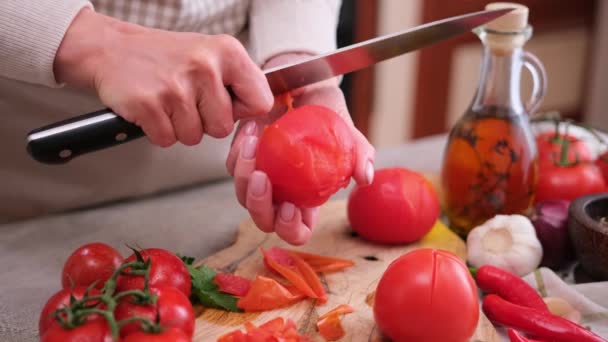 Жінка Очищає Помідор Від Шкірки Ножем Домашній Кухні — стокове відео