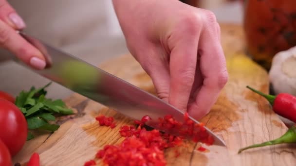 Žena Ruce Krájení Sekání Chilli Pepř Domácí Kuchyni — Stock video