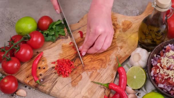 Vrouw Handen Snijden Hakken Chili Peper Huishoudelijke Keuken — Stockvideo