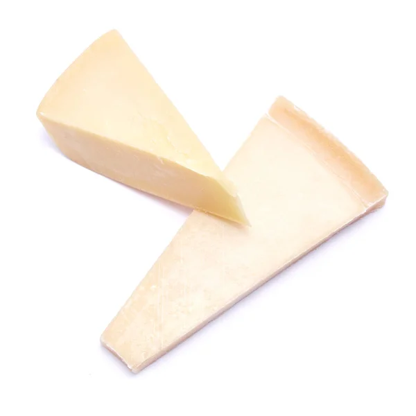 白い背景で隔離のパルメザン チーズの部分 — ストック写真