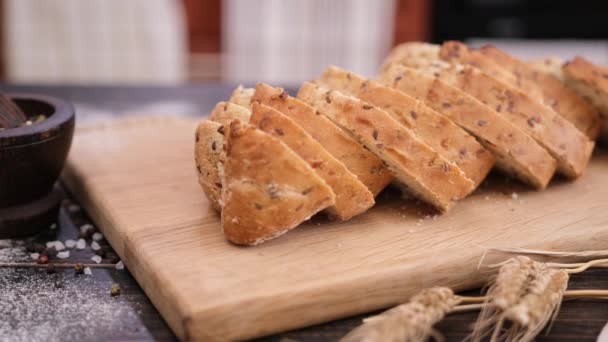 Frisches Brot Scheiben Geschnitten Auf Holzschneidebrett — Stockvideo