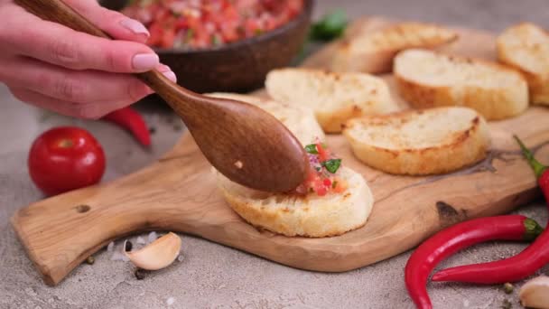 Making Vegan Healthy Breakfast Spreading Tomato Salsa Whole Grain Bread — Vídeo de Stock