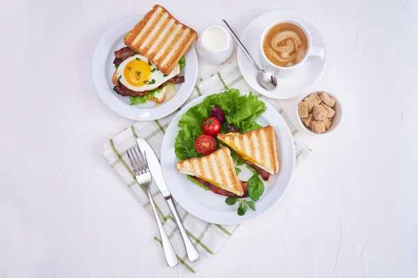 Tasty Breakfast Sandwiches Fried Eggs Bacon Fresh Hot Coffee — Zdjęcie stockowe