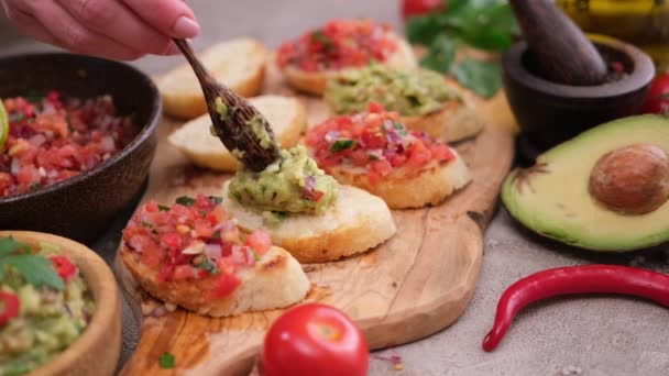 Making Vegan Healthy Breakfast Tomato Salsa Guacamole Whole Grain Bread — 비디오